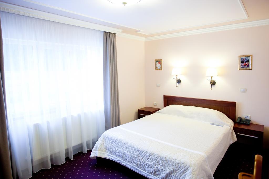 Hotel Parc Tecuci מראה חיצוני תמונה