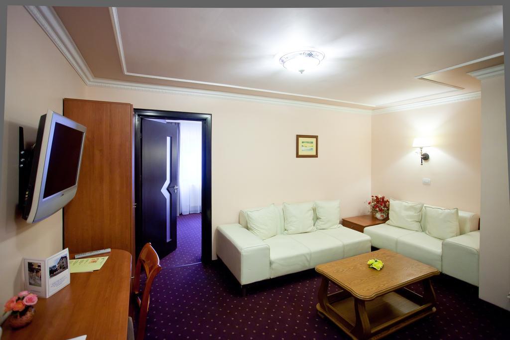 Hotel Parc Tecuci מראה חיצוני תמונה